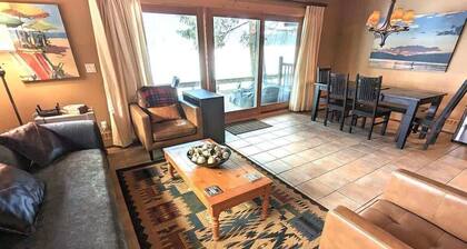 New Lakefront Condo! Great Views! Pool/Hot Tub!