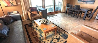 New Lakefront Condo! Great Views! Pool/Hot Tub!