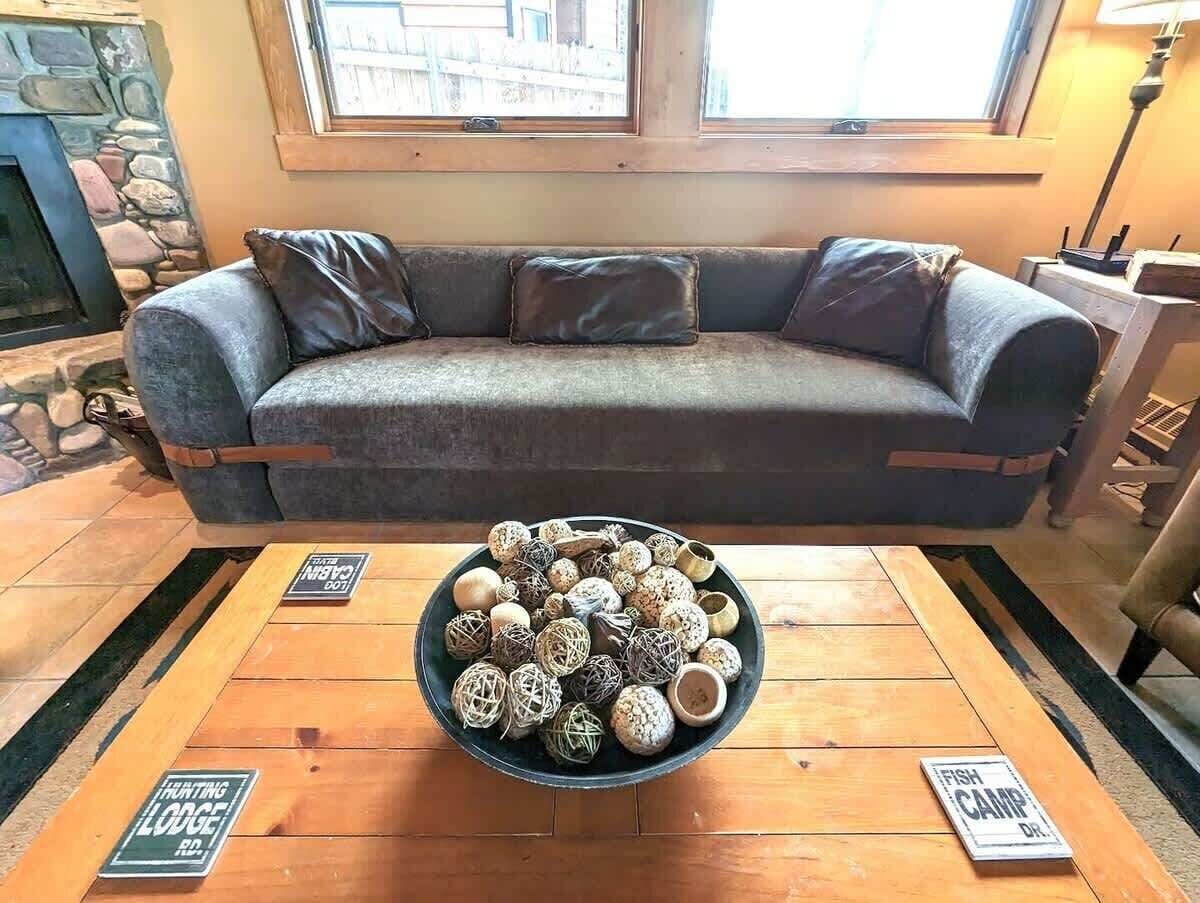 TV, fireplace, offices