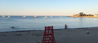 Adorable renovated house, steps from Front Beach and Town