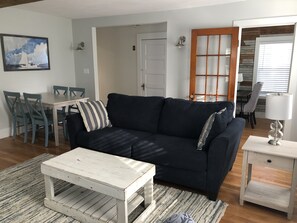 Smart TV, offices - Adorable renovated house, steps from Front Beach and Town (Rockport)