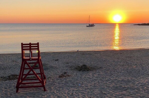 Beach nearby, sun loungers, beach towels