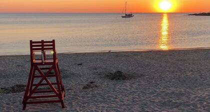 Adorable renovated house, steps from Front Beach and Town