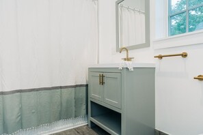 Combined shower/bathtub