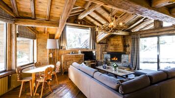 Télévision, cheminée, chaîne hi-fi