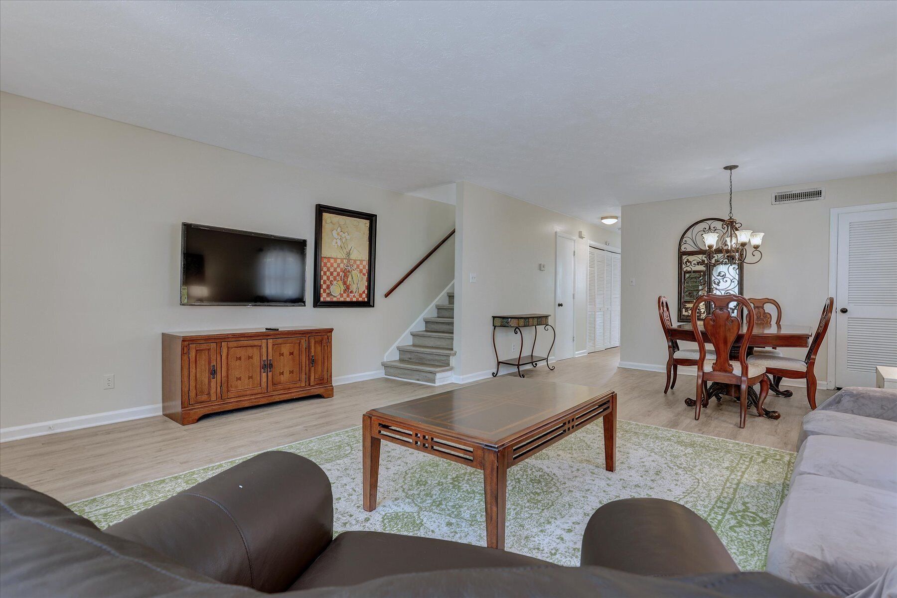 Newly Renovated Townhome - 10 minutes from Downtown!