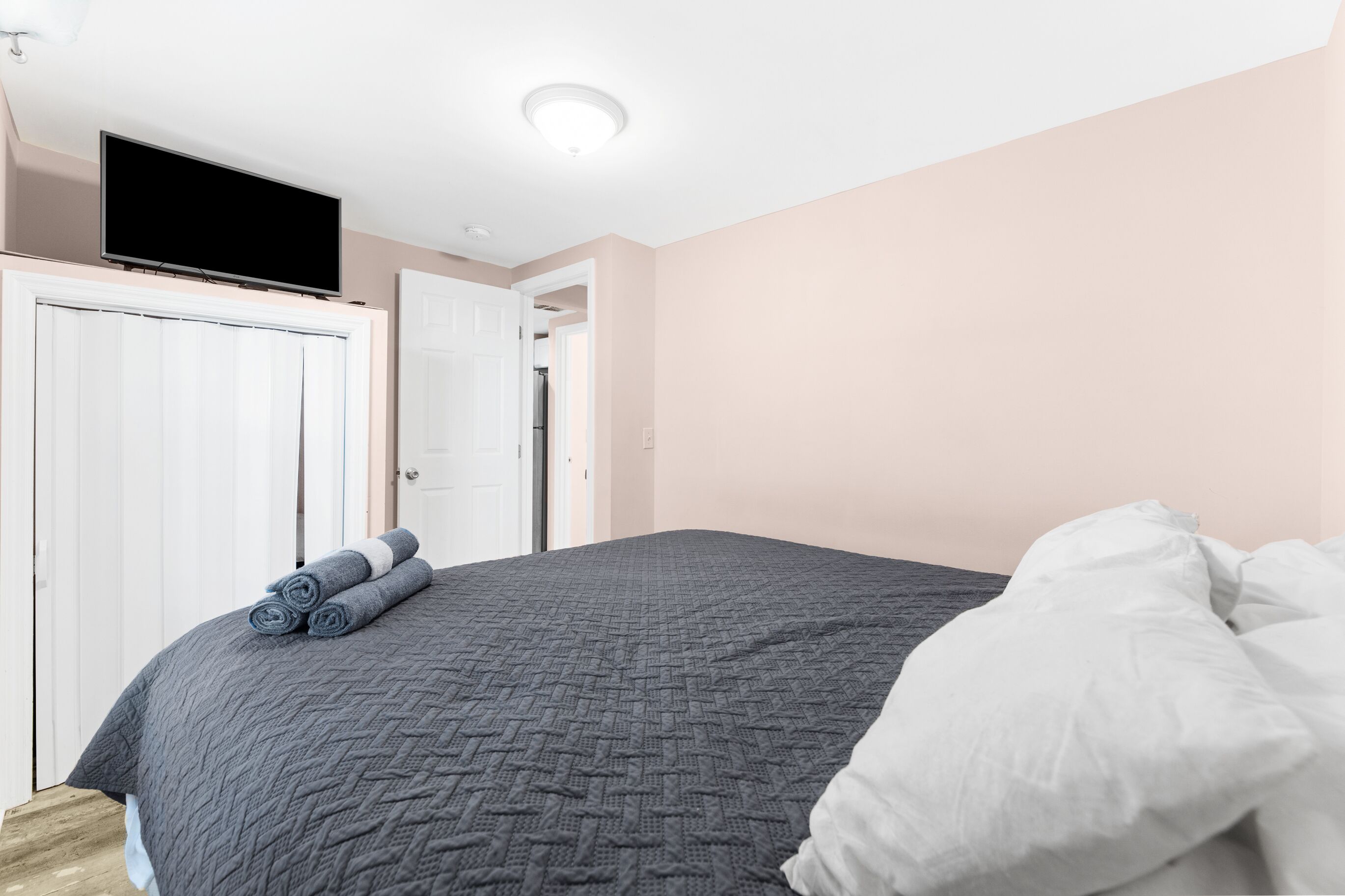 3 chambres, bureau, fer et planche à repasser, accès au Wi-Fi (inclus)