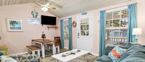 Smart-TV, Bücher, Stereoanlage