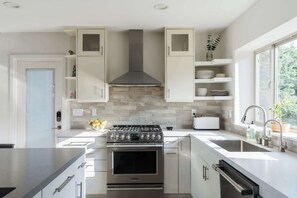 Refrigerador, microondas, horno y parrilla de estufa
