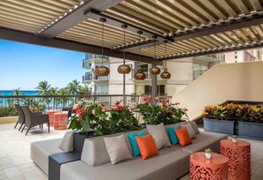 Terrace/patio - High Floor Luxury Oceanfront @ Waikiki Beach Tower (Honolulu)
