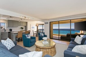 Smart TV - High Floor Luxury Oceanfront @ Waikiki Beach Tower (Honolulu)