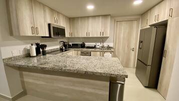 Fridge, microwave, stovetop, dishwasher