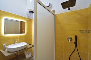 Bruser, hårtørrer, bidet, håndklæder