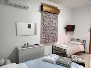 2 makuuhuonetta, työpöytä, silitysrauta/-lauta, vauvan matkasänky