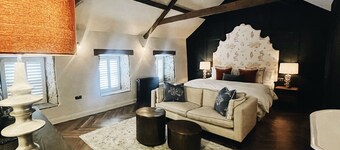 Stylish apartment above popular traditional village pub!