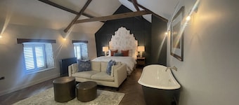 Stylish apartment above popular traditional village pub!