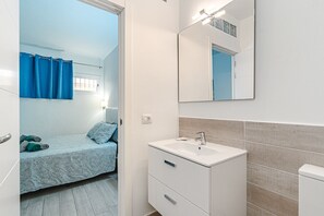 Shower, hair dryer, bidet, towels - Magnificent apartment with BBQ in Mareverde Complex, Costa Adeje (Costa Adeje)