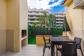 Outdoor dining - Magnificent apartment with BBQ in Mareverde Complex, Costa Adeje (Costa Adeje)