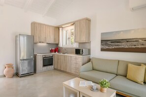 Seaside Villa | 私人廚房 | 烤箱、爐台、義式濃縮咖啡機、電熱水壺