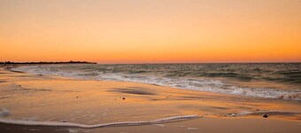 Newly-Renovated Beach Bungalow-Walk to Beach