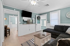 Smart TV - Newly-Renovated Beach Bungalow-Walk to Beach (Hampton)