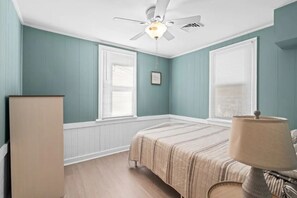 1 bedroom, free WiFi, bed sheets - Newly-Renovated Beach Bungalow-Walk to Beach (Hampton)