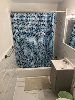 Duschwanne, Handtücher, Seife, Shampoo