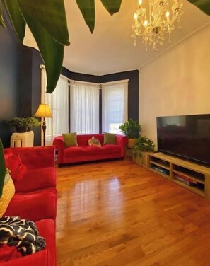 Smart TV - Lavish, photoshoot ready 3-bedroom home w/ patio. (The Bronx)