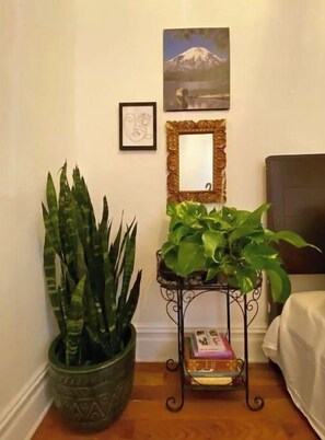 1 bedroom, desk, WiFi - Lavish, photoshoot ready 3-bedroom home w/ patio. (The Bronx)