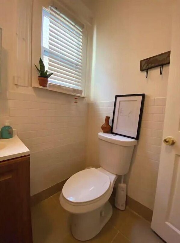 Combined shower/bathtub