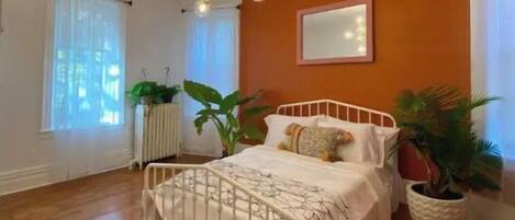 1 室のベッドルーム、デスク、WiFi