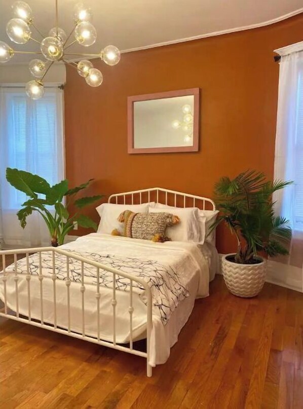 1 bedroom, desk, WiFi