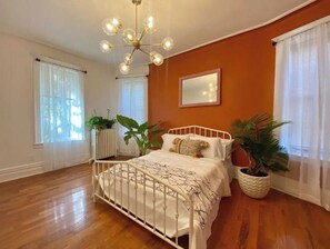 1 bedroom, desk, WiFi