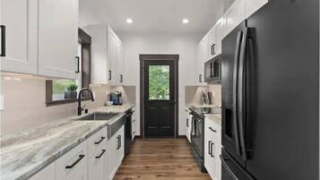 Réfrigérateur, four à micro-ondes, un four, surface de cuisson