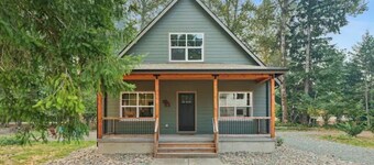 Elkhorn Cabin- In the heart of downtown Packwood, WA. Sleeps 10