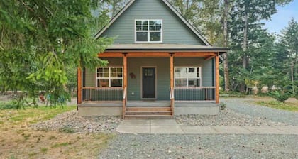 Elkhorn Cabin- In the heart of downtown Packwood, WA. Sleeps 10