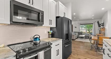Elkhorn Cabin- In the heart of downtown Packwood, WA. Sleeps 10