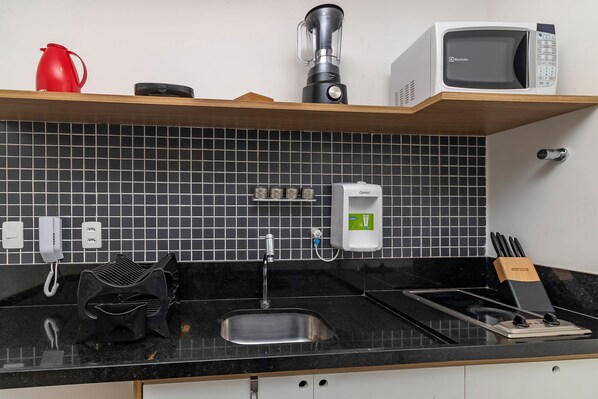 Basic Studio | Private kitchen | Fridge, microwave, blender, cookware/dishes/utensils