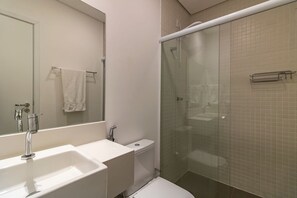 Studio | Kylpyhuone | Suihku, hiustenkuivaaja, pyyhkeet