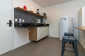Basic Studio | Private kitchen | Fridge, microwave, blender, cookware/dishes/utensils