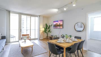 City Apartment, 2 Bedrooms, City View | In-room dining