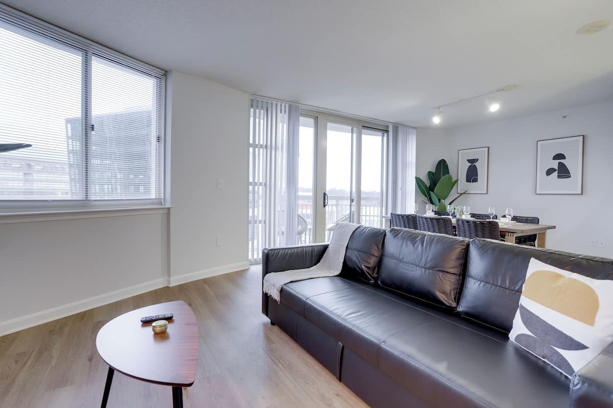 Departamento urbano, 3 habitaciones, vista a la ciudad | Ćrea de sala de estar | Televisión de plasma de 50 pulgadas con canales por cable y televisión