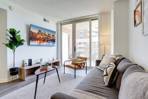 Living area - Steps to Metro Apartments in Arlington (Arlington)