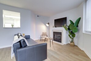 Living area - Steps to Metro Apartments in Arlington (Arlington)