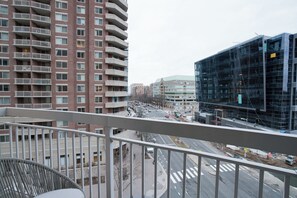 Apartament urbà, 3 dormitoris, vistes a la ciutat | Balcó