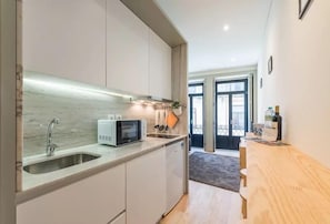 Réfrigérateur, micro-ondes, plaque de cuisson, cafetiÚre/bouilloire