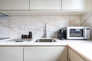 Frigorífico, microondas, horno y placa de cocina