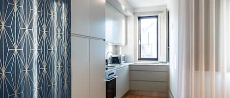 Jääkaappi, mikroaaltouuni, uuni, liesi