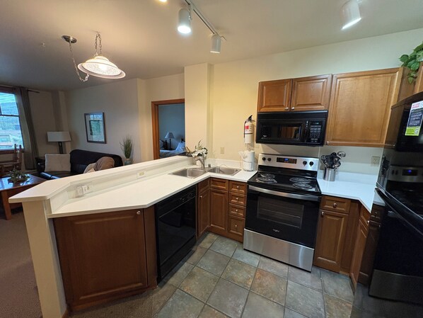 Coffee/tea maker, fridge, microwave, oven - Ski-In/Ski-Out Zephyr 2BR - FRONT-ROW Gondola & Base VIEWS! - Walk Everywhere! (Winter Park)