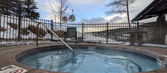Ski-In/Ski-Out Zephyr 2BR - FRONT-ROW Gondola & Base VIEWS! - Walk Everywhere!